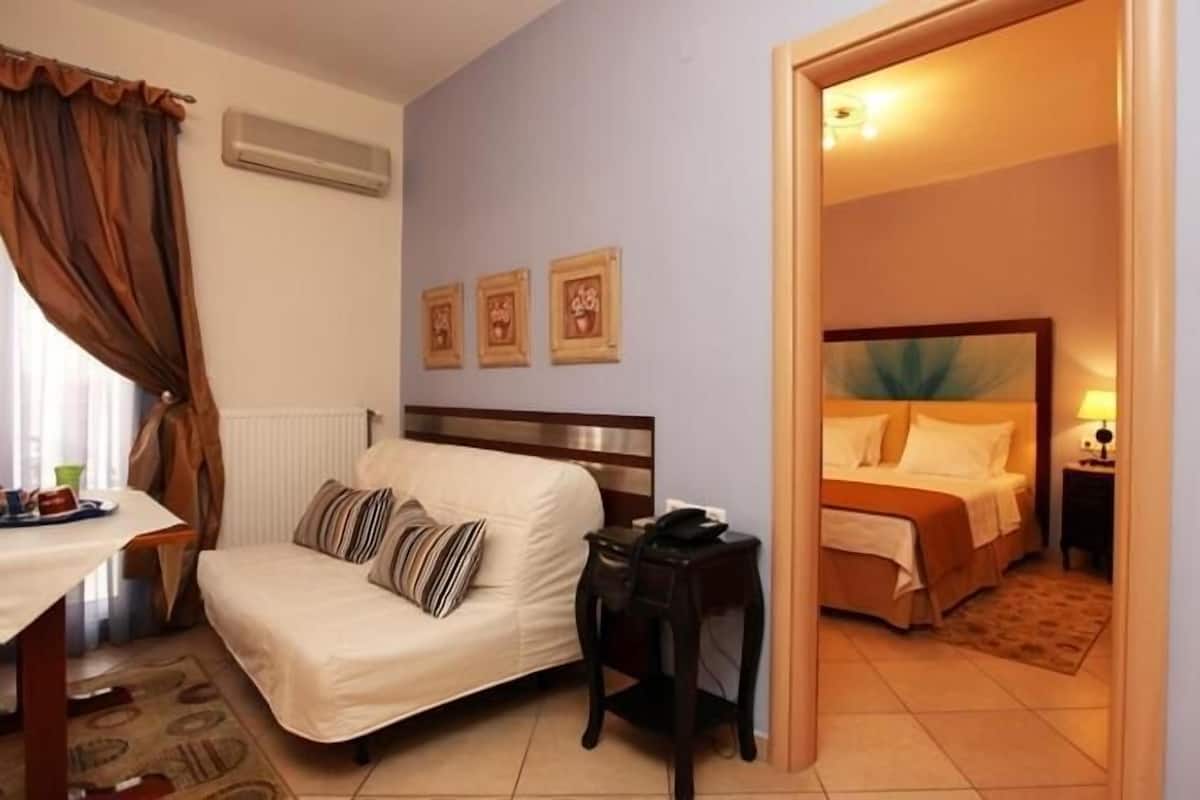 Suite | 1 bedroom, minibar, in-room safe, laptop workspace