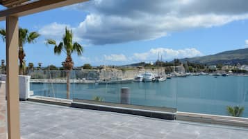 Un puerto deportivo con barcos, cielo despejado y vistas del paisaje circundante.