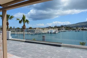 Un puerto deportivo con barcos, cielo despejado y vistas del paisaje circundante.