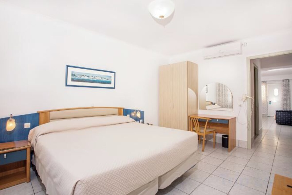 In-room safe, cribs (free), WiFi (free), bed sheets
