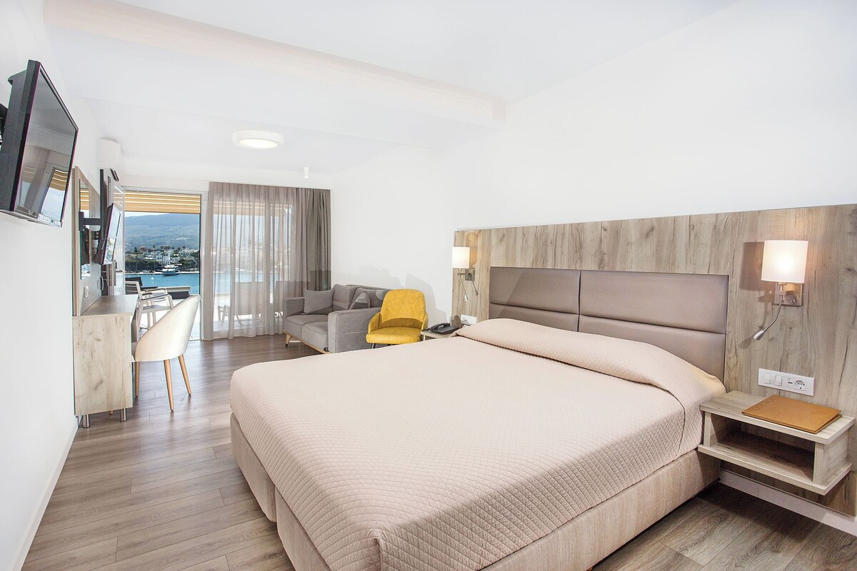 Deluxe Double Room Panorama | In-room safe, desk, WiFi (free), bed sheets