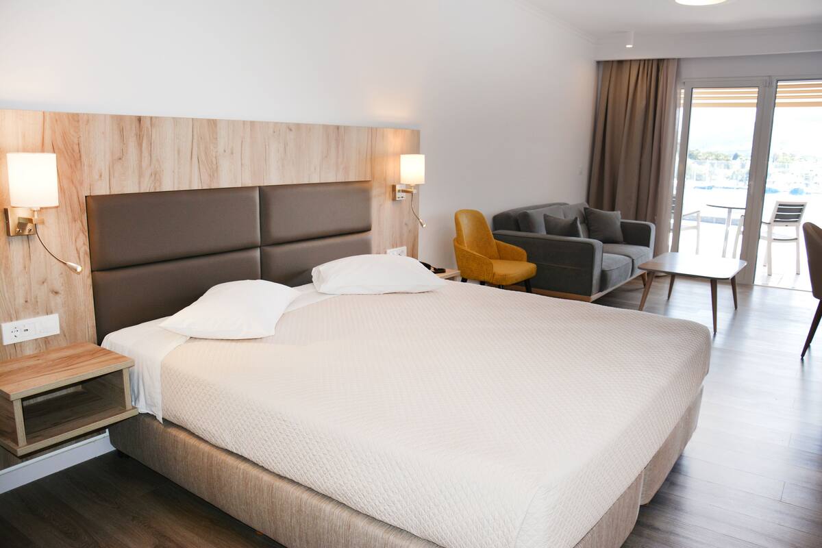 Deluxe Double Room Panorama | 客房內保險箱、書桌、免費無線上網、床單
