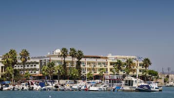 Vista frontal de la propiedad