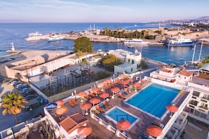 Seasonal outdoor pool, pool umbrellas, sun loungers - Kosta Palace (Kos)