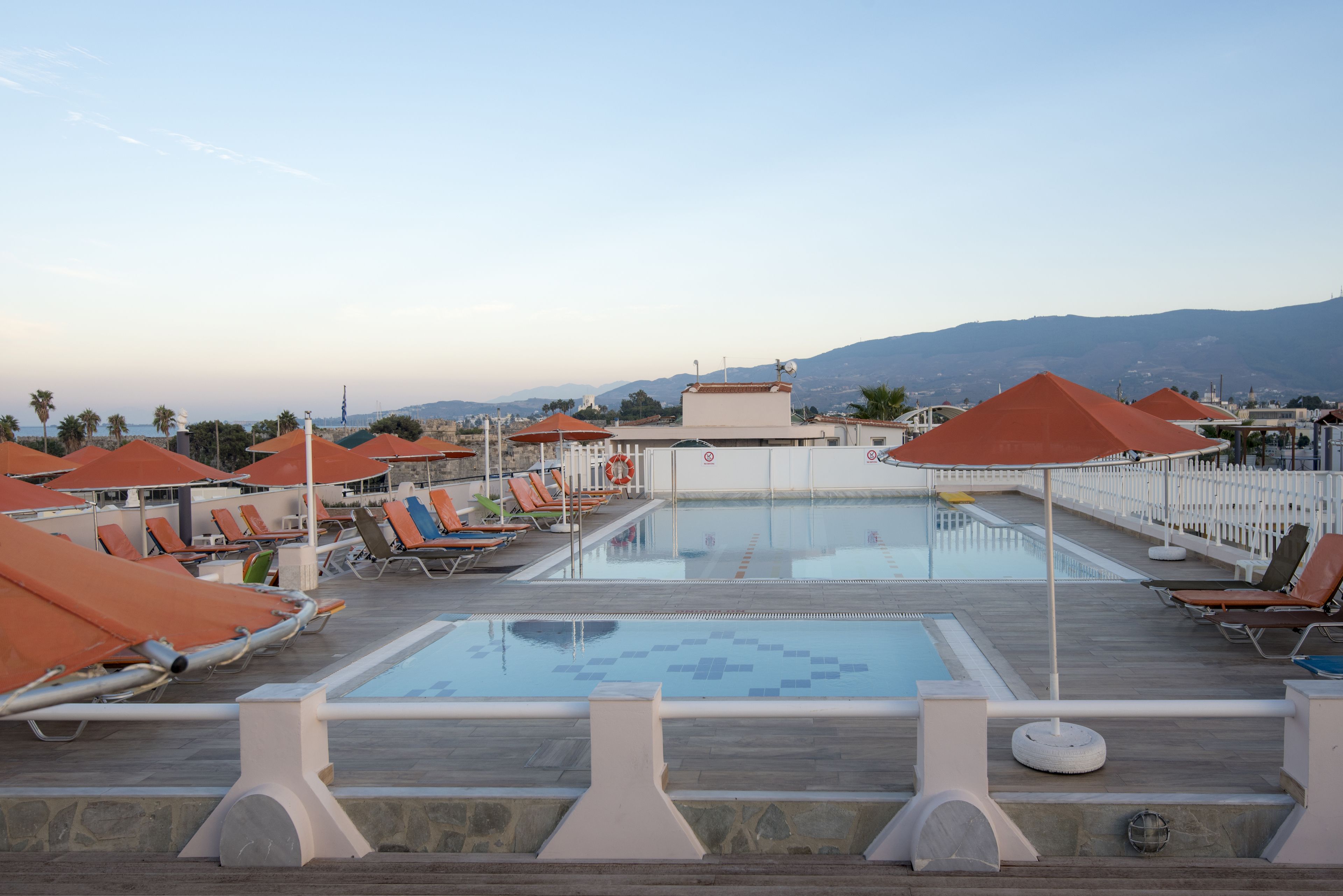 Alberca al aire libre por temporada y sombrillas en la alberca 