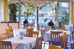 Outdoor dining - Kosta Palace (Kos)