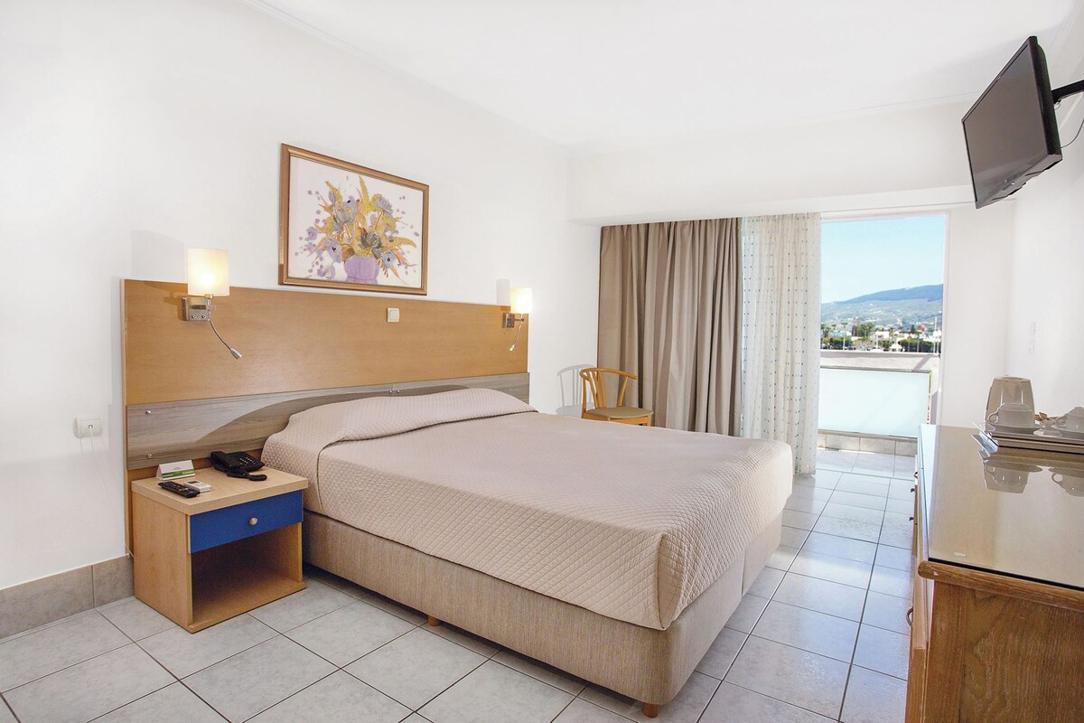Twin Room, Harbor View | In-room safe, desk, WiFi (free), bed sheets
