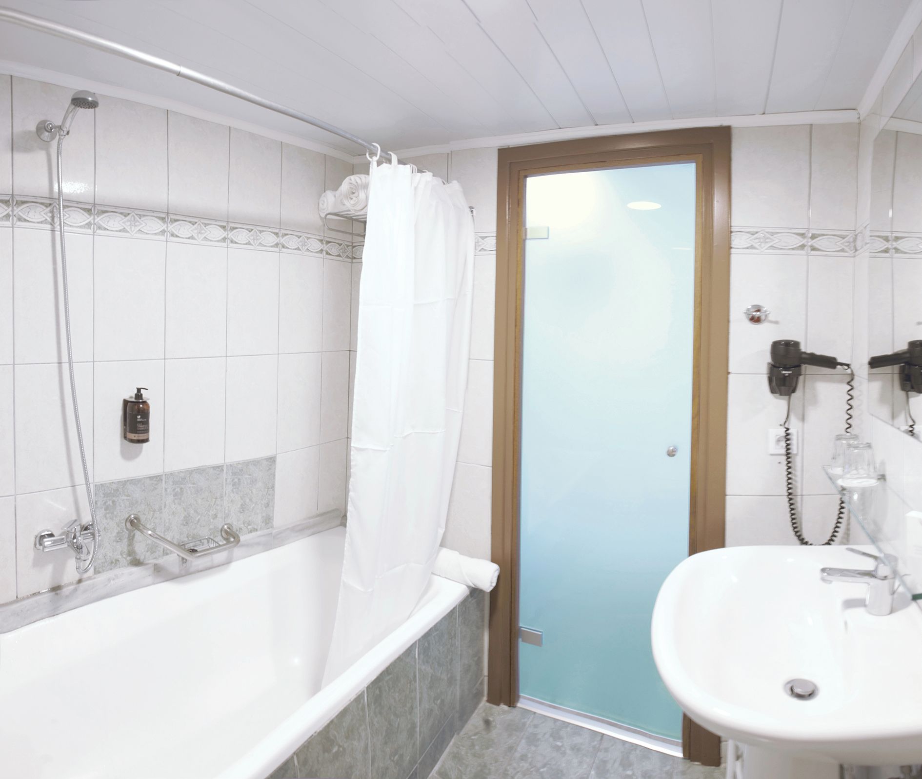 Ein Badezimmer mit Badewanne, Dusche und Waschbecken.