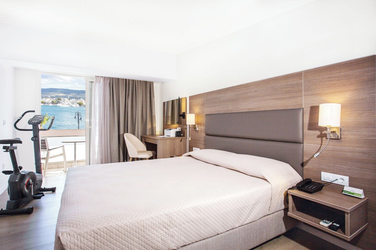 Business Superior Room | In-room safe, desk, WiFi (free), bed sheets