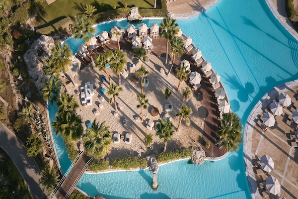 Una piscina cubierta, 2 piscinas al aire libre, sombrillas, tumbonas