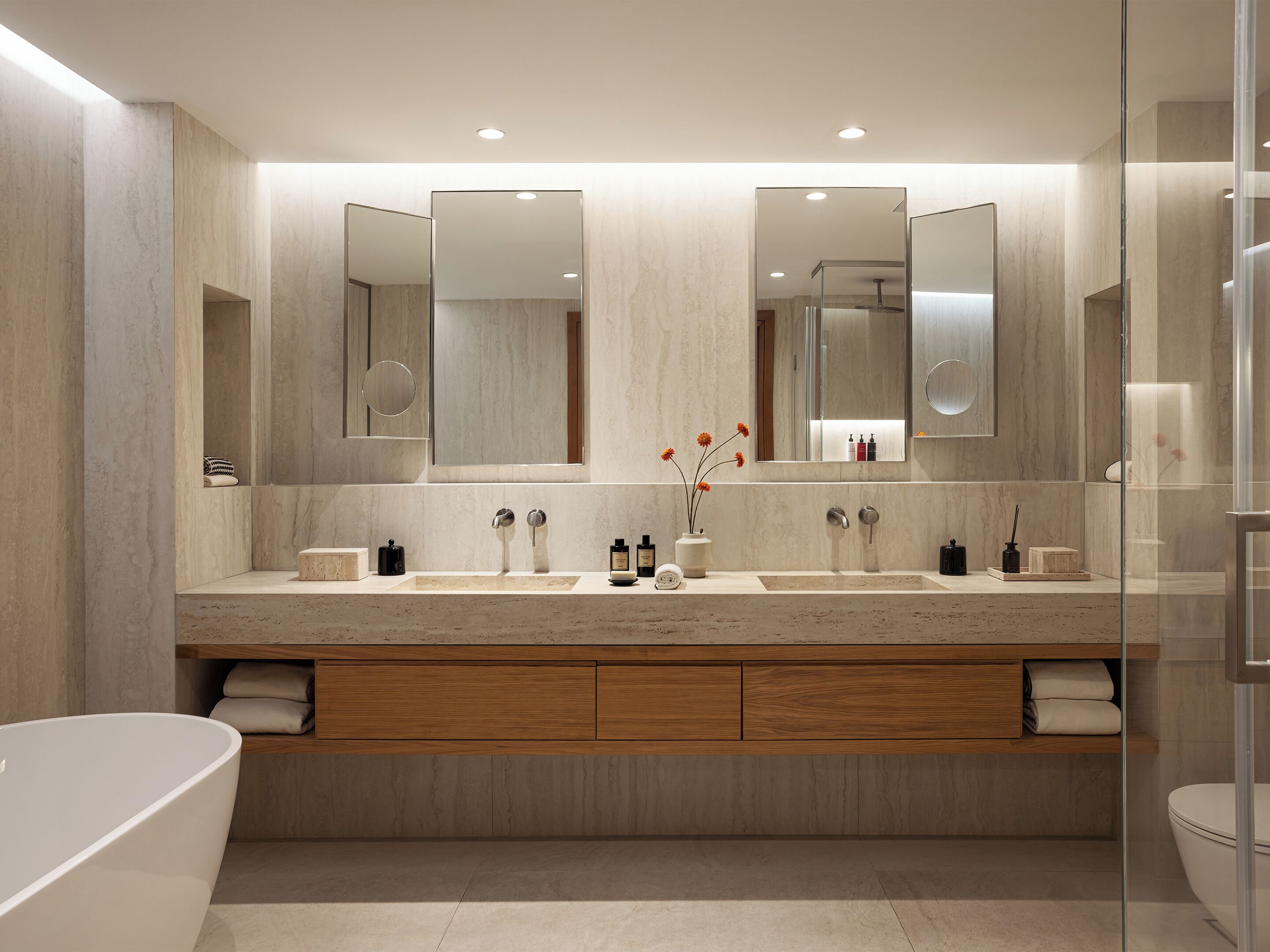 Suite | Badkamer | Een bad/douchecombinatie, gratis toiletartikelen, een haardroger