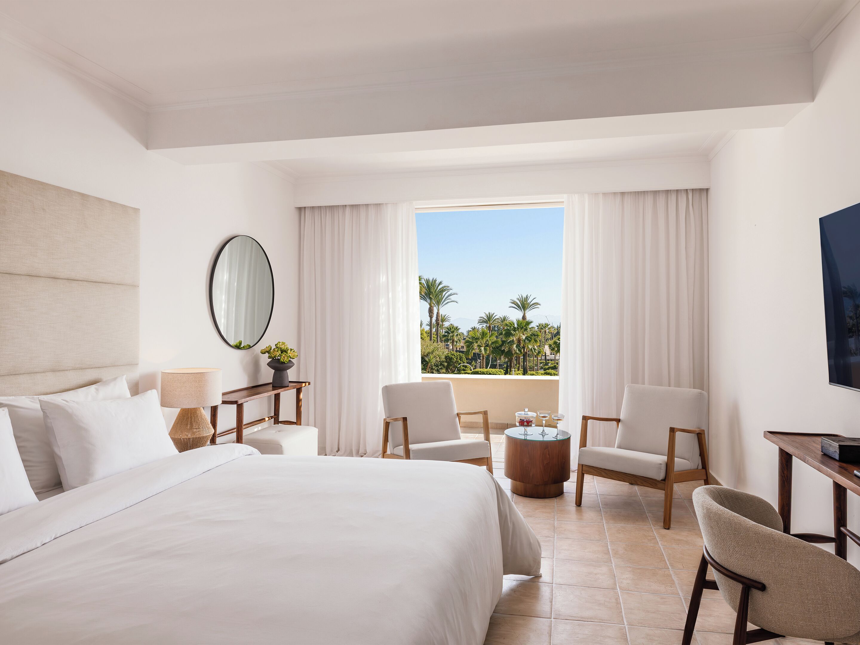 Double Room, Garden View | Seprai premium, minibar, brankas, dan meja kerja