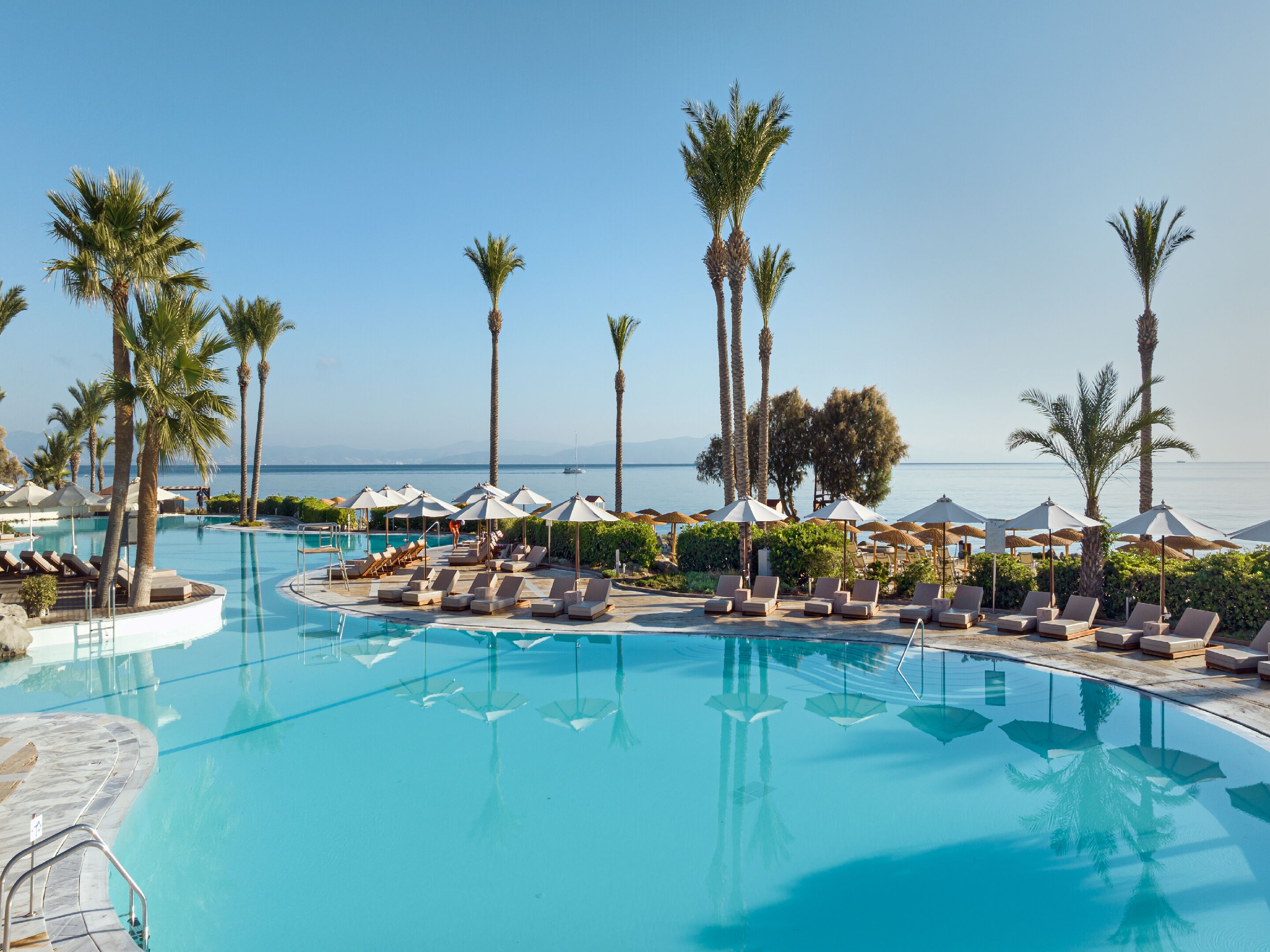 Piscine couverte, 2 piscines extérieures, parasols de plage