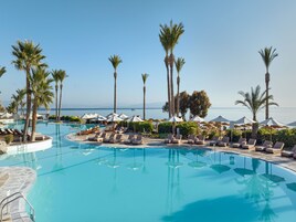 Una piscina cubierta, 2 piscinas al aire libre, sombrillas, tumbonas
