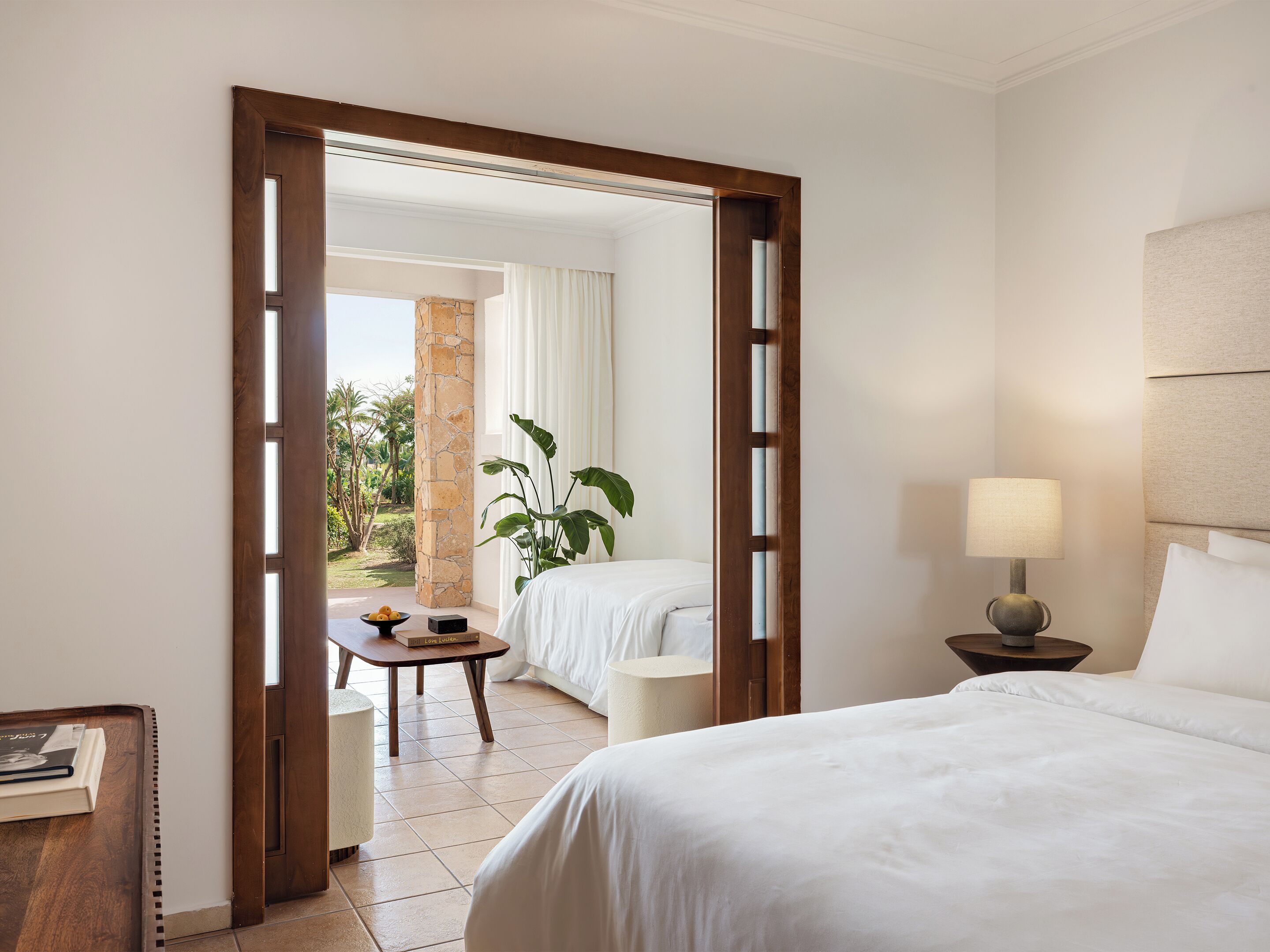 Petit Family Bungalow Sharing Pool | Seprai premium, minibar, brankas, dan meja kerja