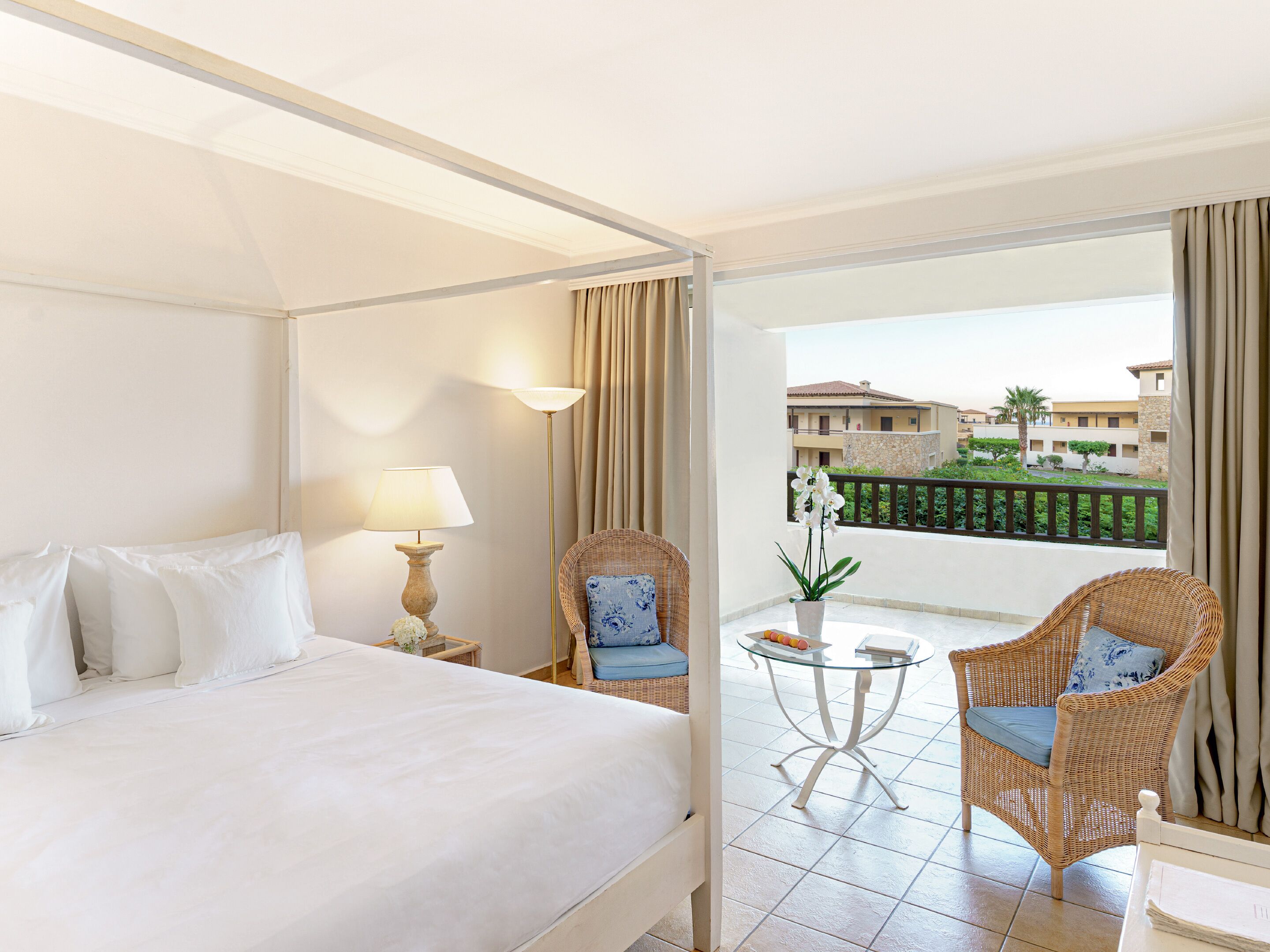 Habitación familiar, vistas al jardín | Ropa de cama de alta calidad, minibar, caja fuerte y cortinas opacas