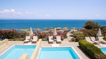 Luxe bungalow | Luxe beddengoed, een minibar, een kluis op de kamer, een bureau