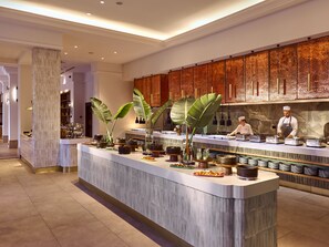 4 restaurantes; se sirven desayunos, almuerzos, cenas y cocina asiática 