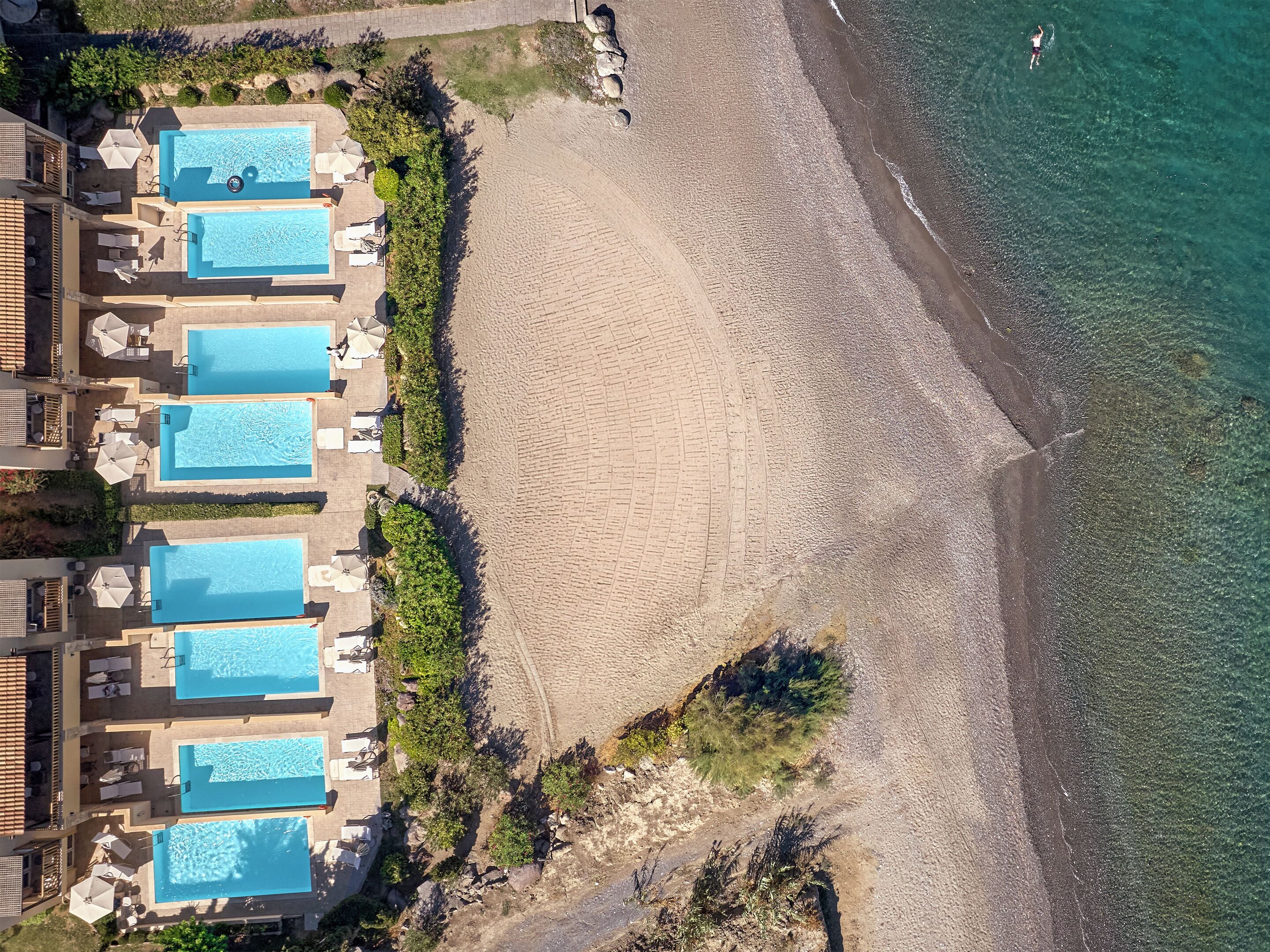 Bungalow 1st Row Sea View, Private Pool | Seprai premium, isi minibar gratis, brankas, dan meja kerja