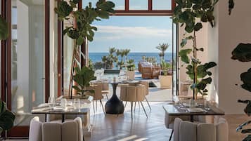 4 restaurants; breakfast, lunch and dinner served