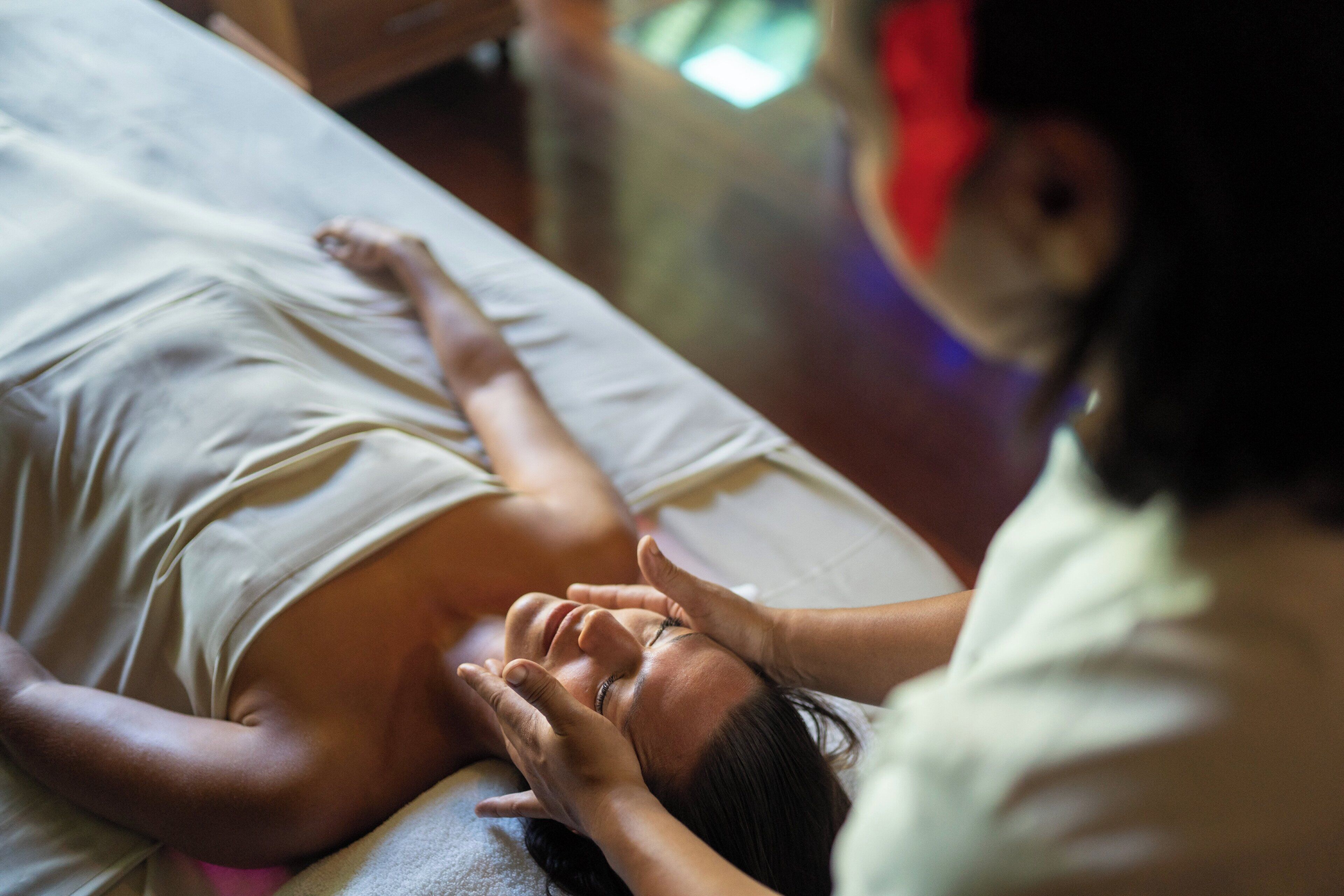 Salas de tratamiento para parejas, sauna y tina de hidromasaje 