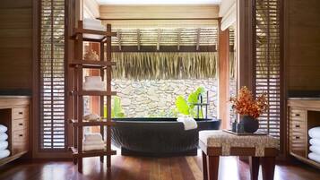 Deep soaking bathtub