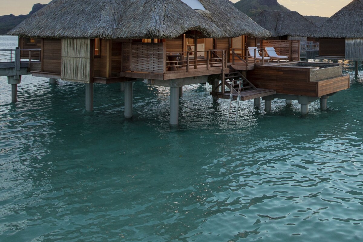 套房, 1 間臥室, 海灘景觀, 水上 (Bungalow with Plunge Pool) | 高級寢具、迷你吧、客房內保險箱、書桌