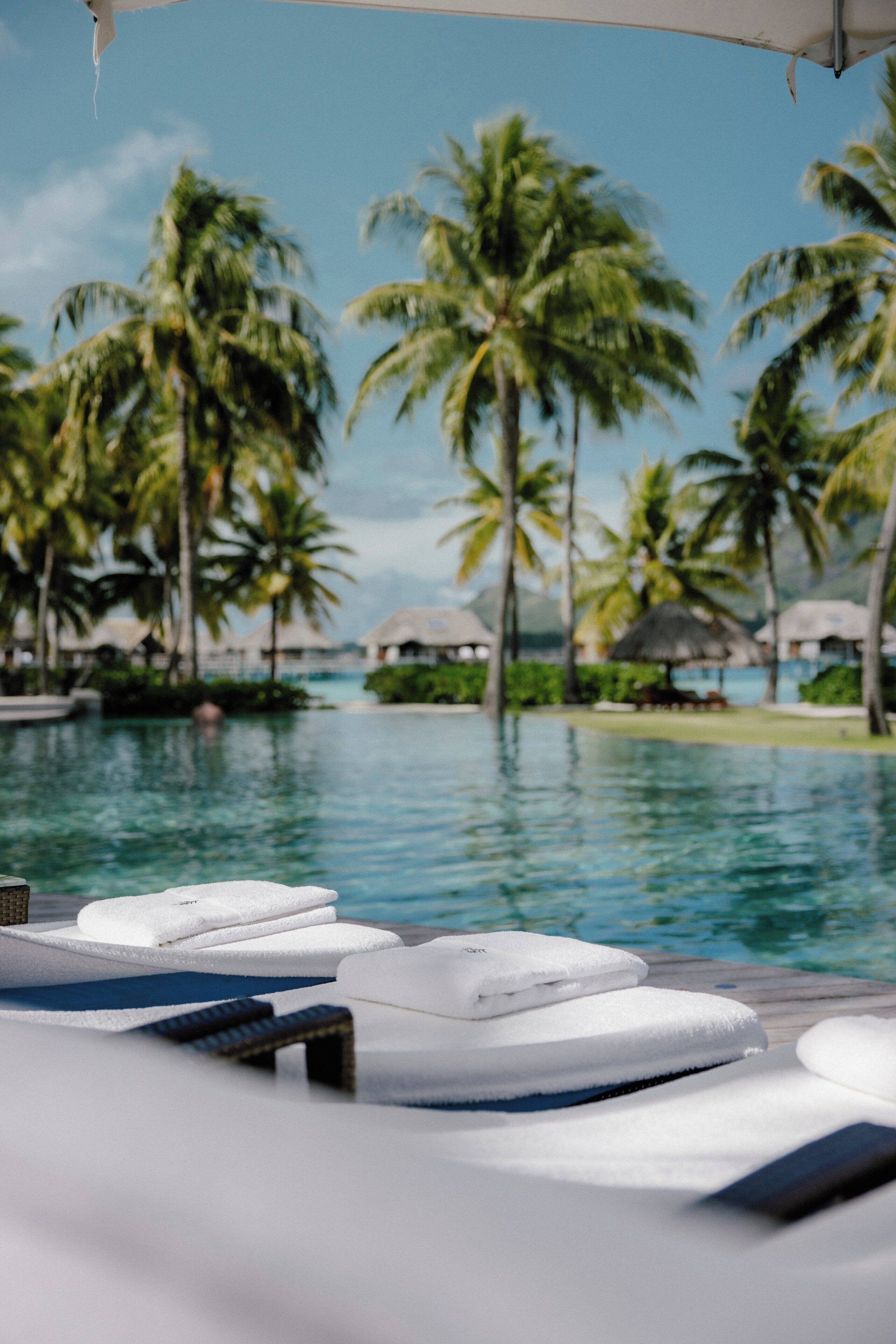 Piscine extérieure, cabanons gratuits, parasols de plage