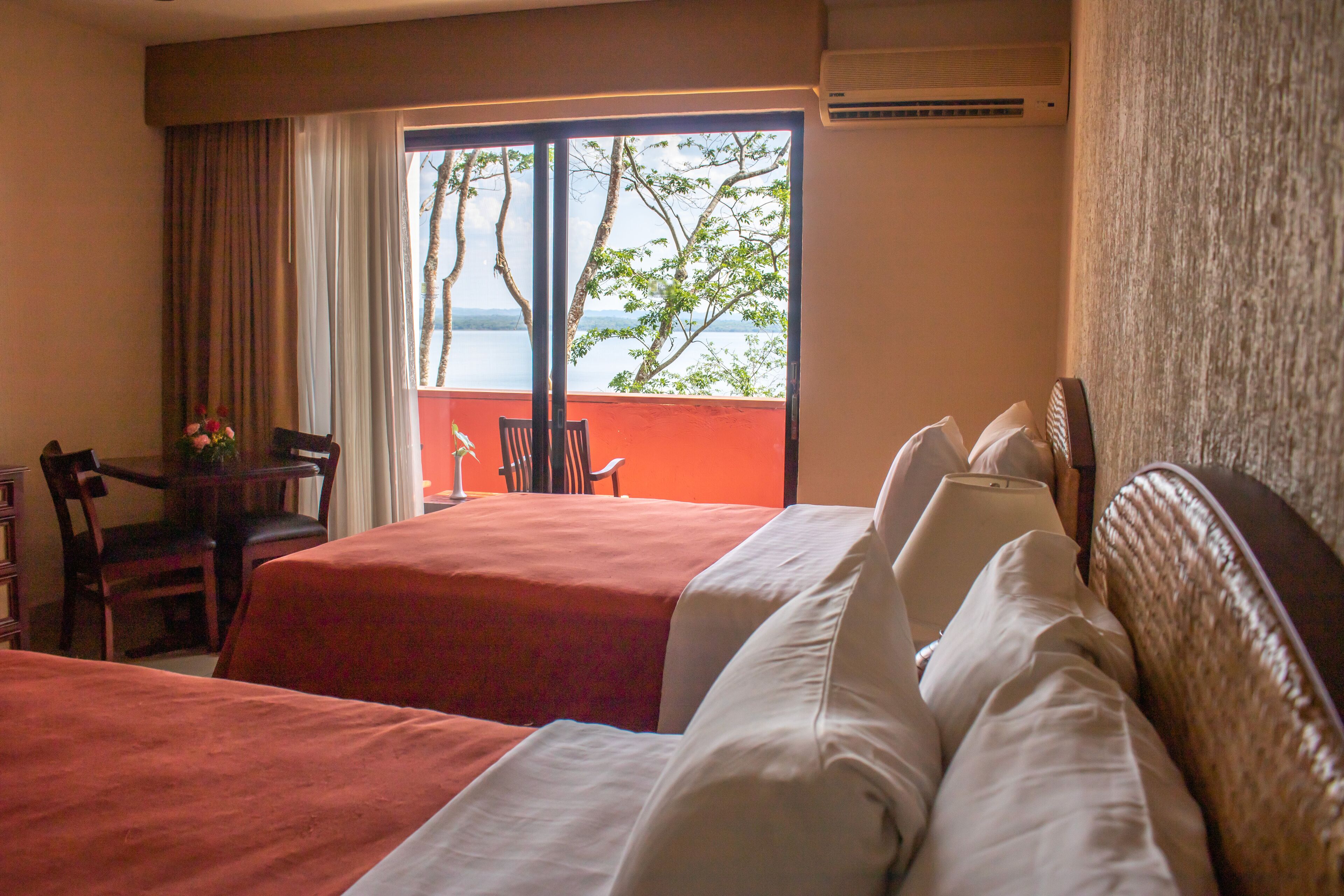 standard room | minibar, in-room safe, desk, blackout curtains