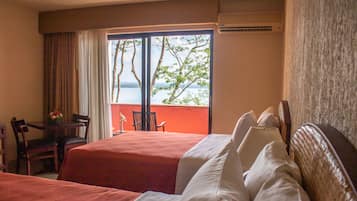 Habitación estándar | Minibar, caja de seguridad en la habitación y escritorio