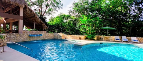 Piscina all'aperto, lettini