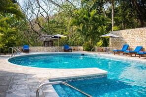 Outdoor pool, pool loungers - Hotel Camino Real Tikal (San Jose Peten)