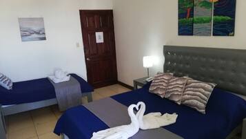 Standard-huone ( 1Double + 1Twin Bed) | Työpöytä, pimennysverhot, äänieristys, ilmainen Wi-Fi