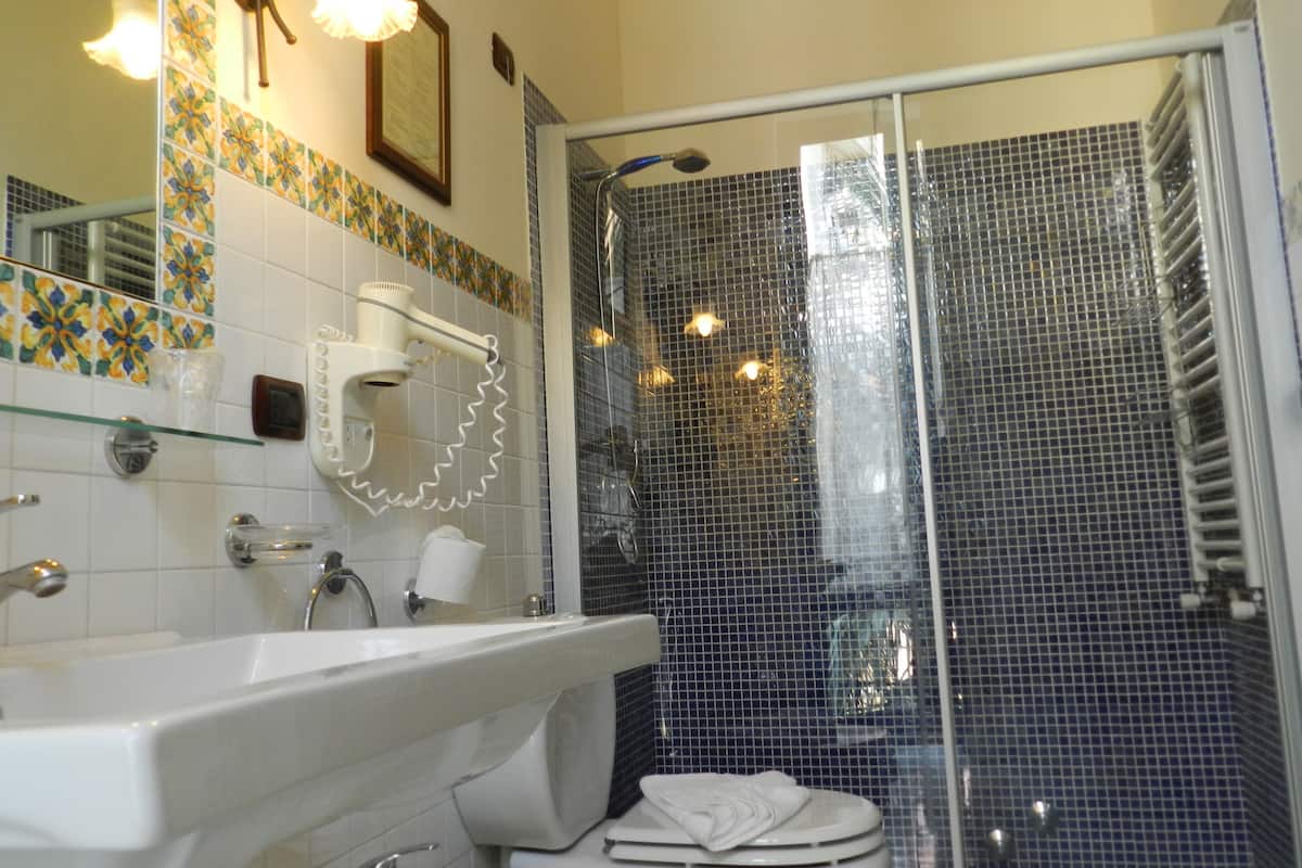Dusche, kostenlose Toilettenartikel, Haartrockner, Bidet