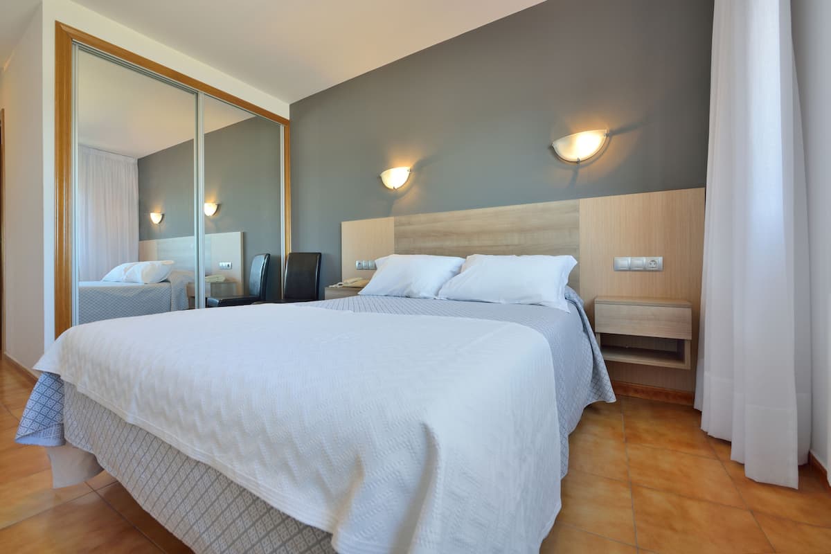 In-room safe, desk, cribs (surcharge), WiFi (free)