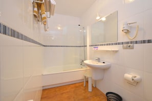 Rainfall showerhead, free toiletries, hair dryer, bidet - Hotel Montemar (O Grove)