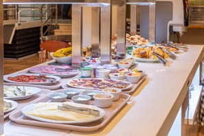 A buffet with various food items and utensils. - Hotel Montemar (O Grove)