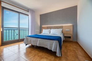 D - Habitación doble con vistas al mar | In-room safe, desk, cribs/infant beds, free WiFi - Hotel Montemar (O Grove)