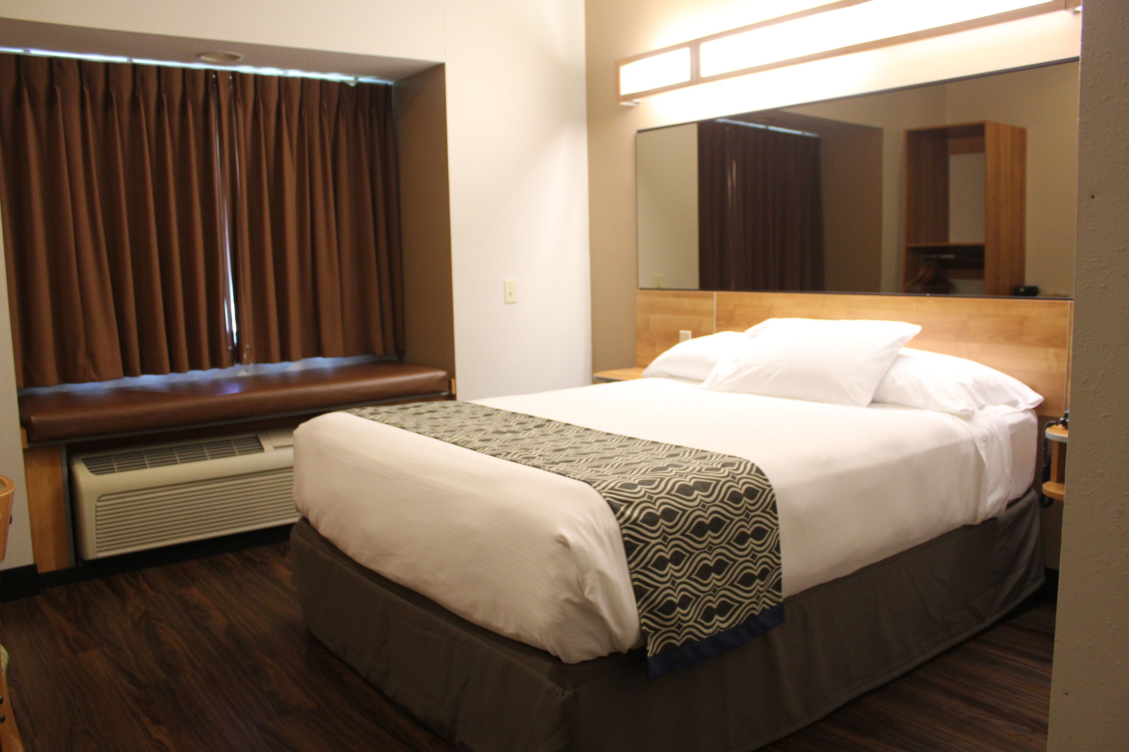 room, 1 queen bed, non smoking | individually furnished, desk, blackout curtains, free cots/infant beds