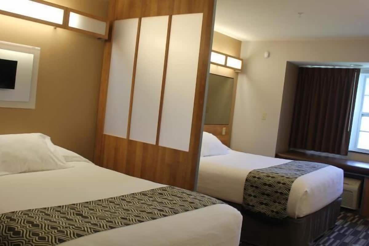 Individually furnished, desk, blackout curtains, free cots/infant beds