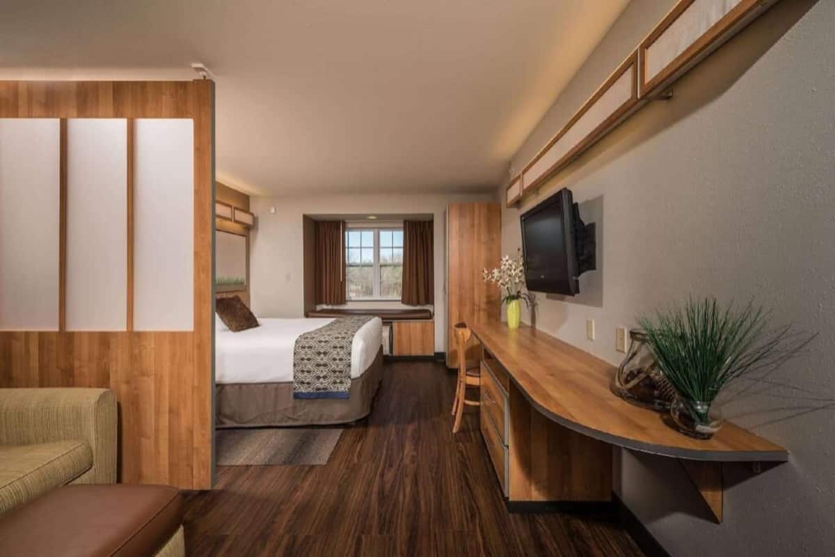 Individually furnished, desk, blackout curtains, free cots/infant beds