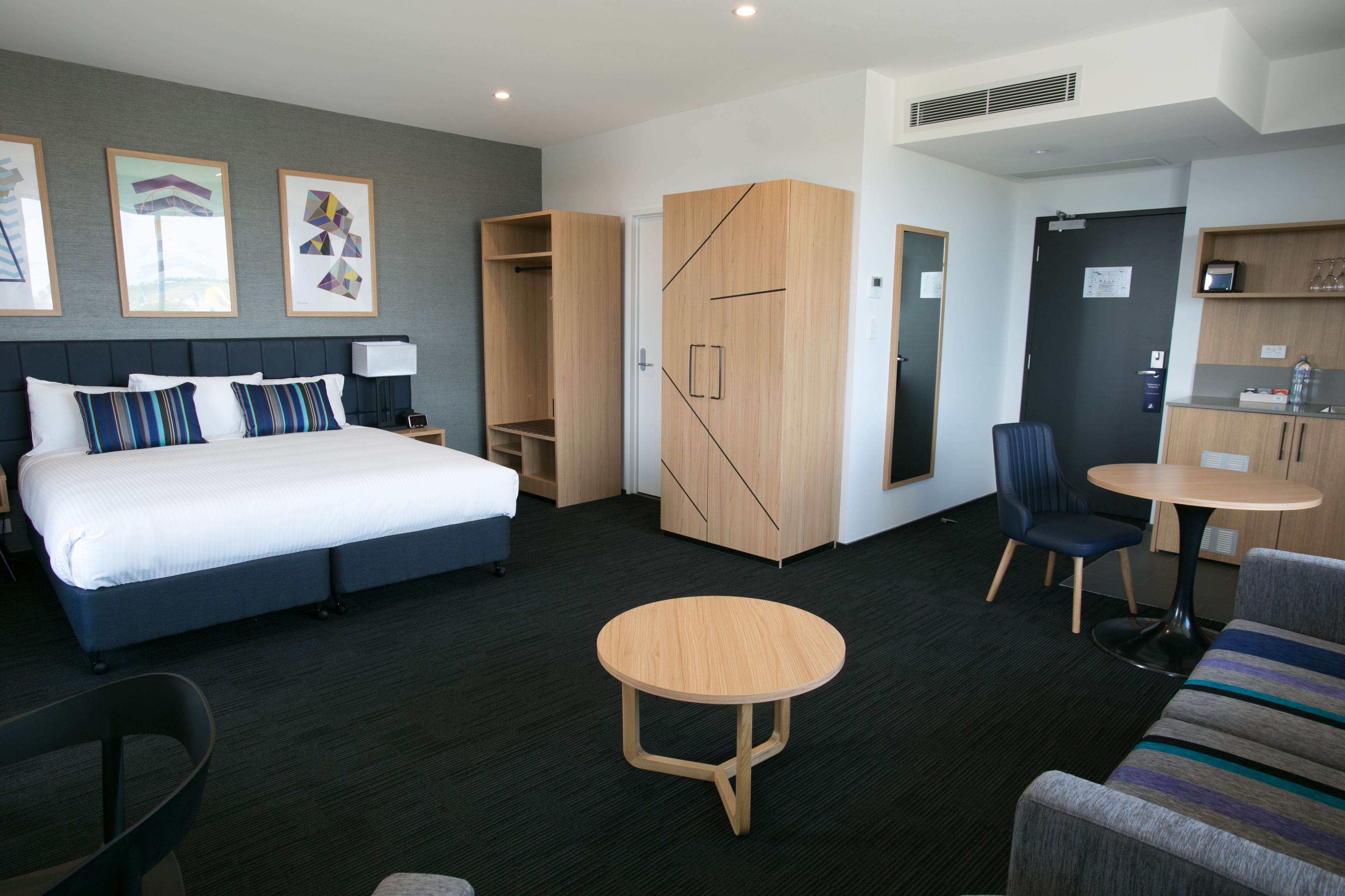 Suíte executiva, 1 cama King | Cofres nos quartos, escrivaninha, espaço de trabalho para notebook