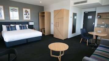 Suíte executiva, 1 cama King | Cofres nos quartos, escrivaninha, espaço de trabalho para notebook