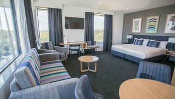 Executive suite, 1 kingsize bed | Woonruimte | Een ledtelevisie