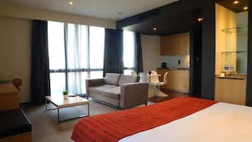 家庭開放式套房 | 私人小型廚房 | 電冰箱、微波爐、咖啡機/沖茶器、電熱水壺