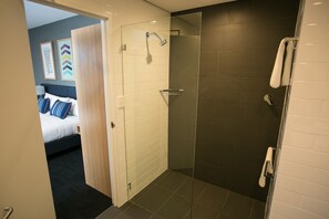 Shower, free toiletries, hair dryer, towels - Alpha Hotel Eastern Creek (Eastern Creek)