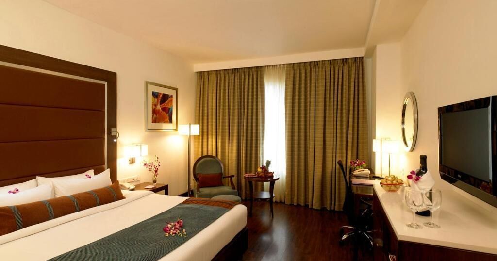 Premium bedding, down comforters, minibar, in-room safe