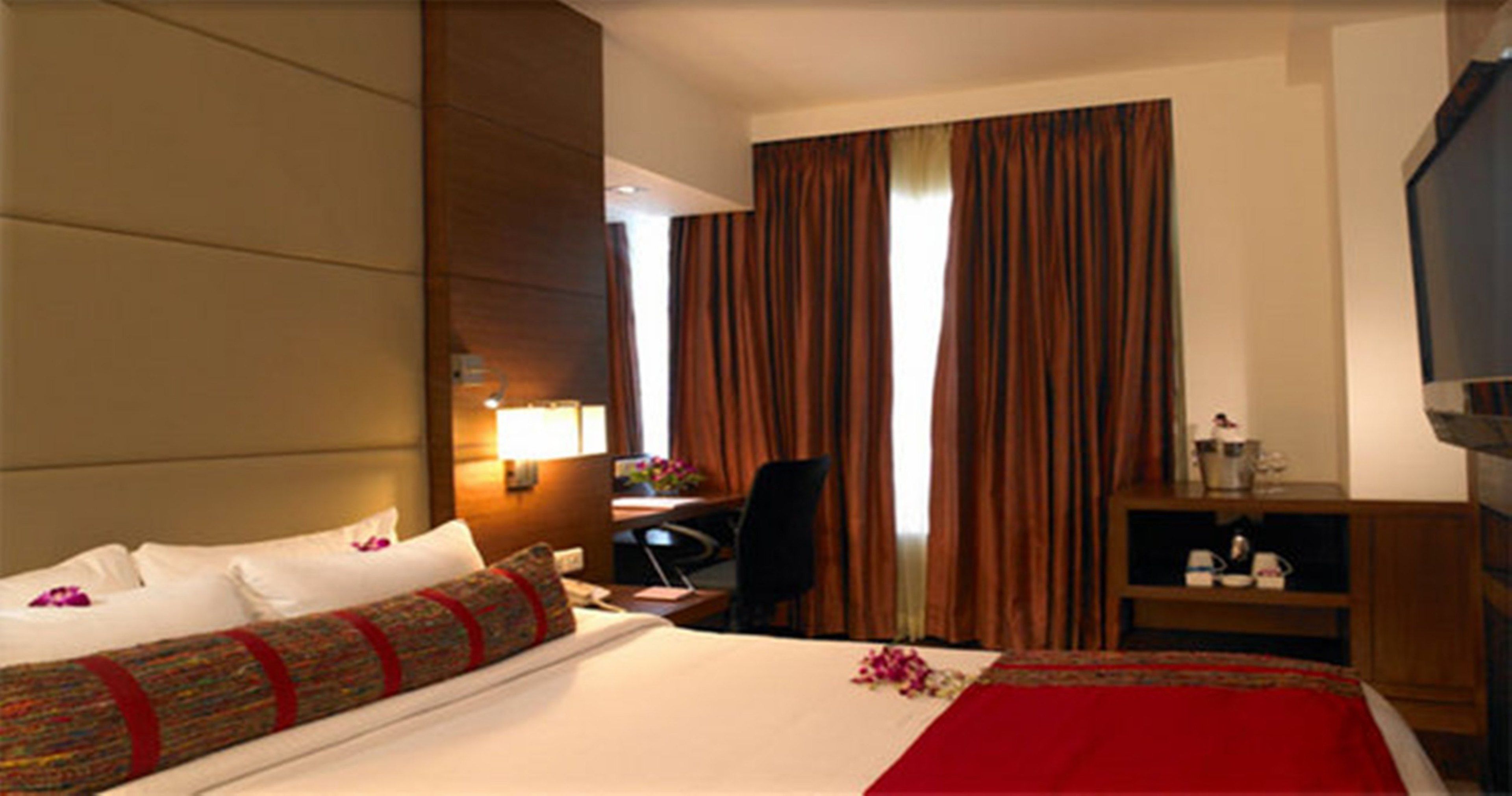 club room with bathtub | premium bedding, down duvets, minibar, in-room safe