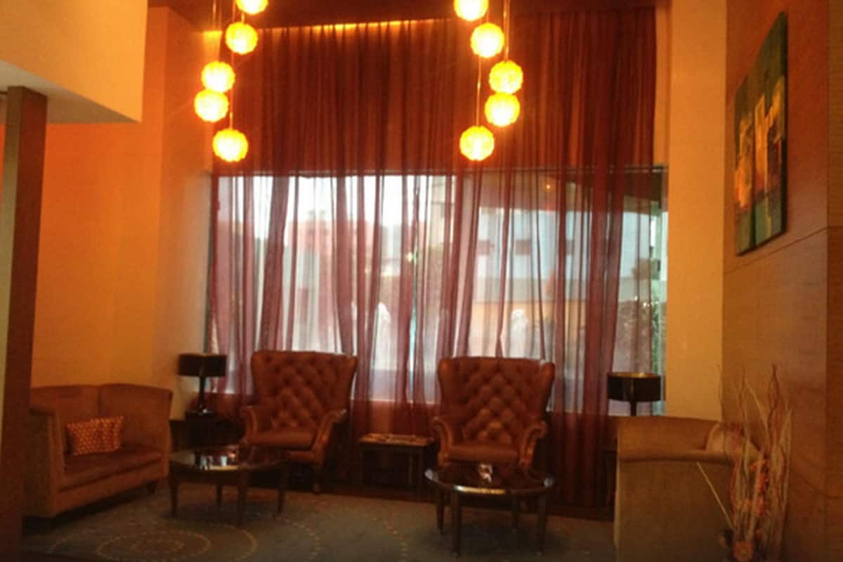 club room with bathtub | living area | 32-inch lcd tv with satellite channels, tv