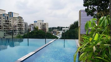 Una piscina al aire libre